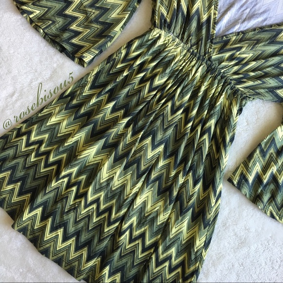 {VINTAGE HAVANA} Retro Mod Trumpet Sleeve V-Neck - Picture 3 of 7